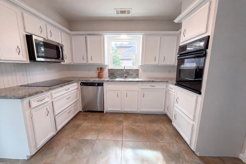 Photo 8 of 25 of 16121 Lakeview Dr, Jersey Village, TX