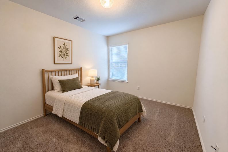 Photo 13 of 21 of 109 Eagle Dr, Luling, TX