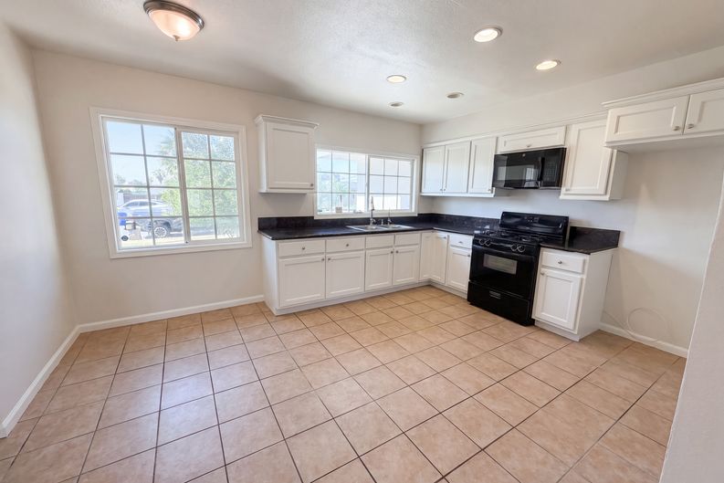 Photo 6 of 17 of 322 E Mariposa Dr, Rialto, CA