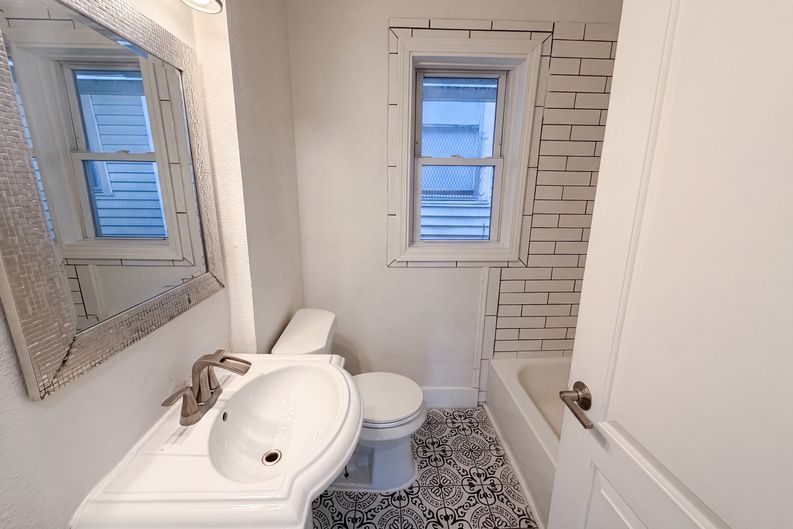 Photo 10 of 17 of 1316 E 44th St, Kansas City, MO