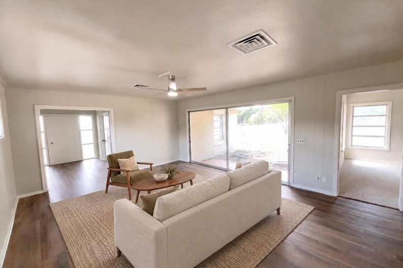 Photo 3 of 26 of 1205 G St, Floresville, TX