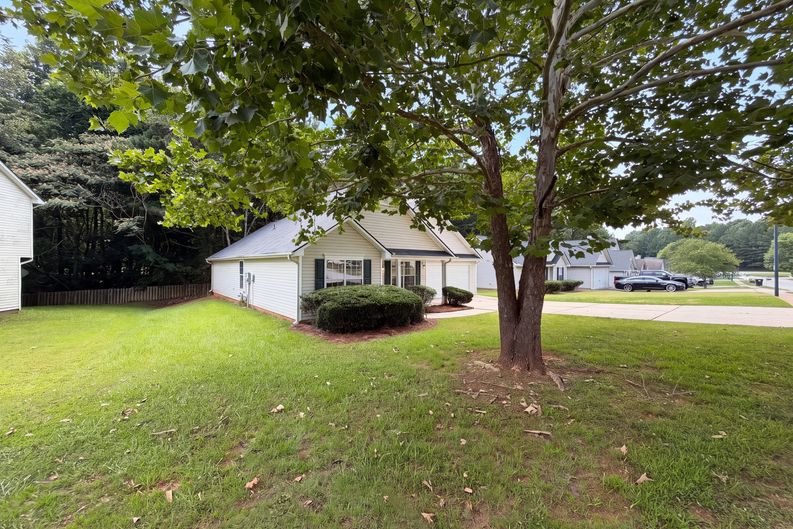Photo 15 of 18 of 10543 Crabtree Dr, Jonesboro, GA
