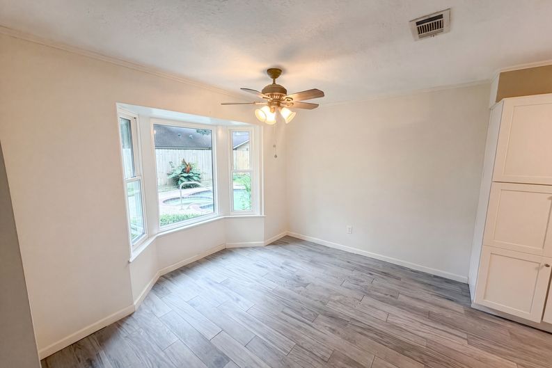 Photo 9 of 23 of 5116 E Bayou Dr, Dickinson, TX