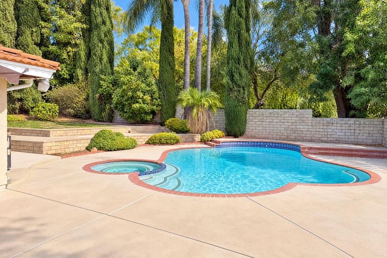 Photo 4 of 25 of 1042 Whispering Oaks Dr, Arcadia, CA