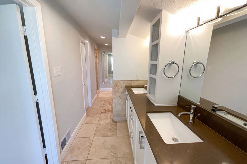 Photo 11 of 18 of 4106 Walnut Hill Ln, Dallas, TX