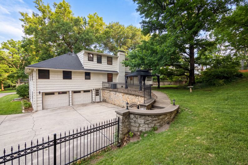 Photo 5 of 23 of 4321 NW Briarcliff Ln, Kansas City, MO