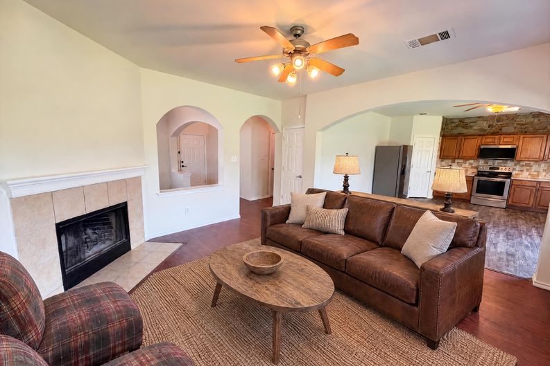 Photo 3 of 20 of 206 Almquist St, Hutto, TX
