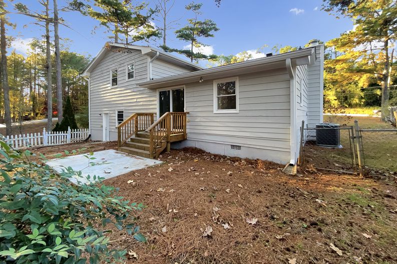 Photo 3 of 46 of 48 Russell Rd, Lawrenceville, GA