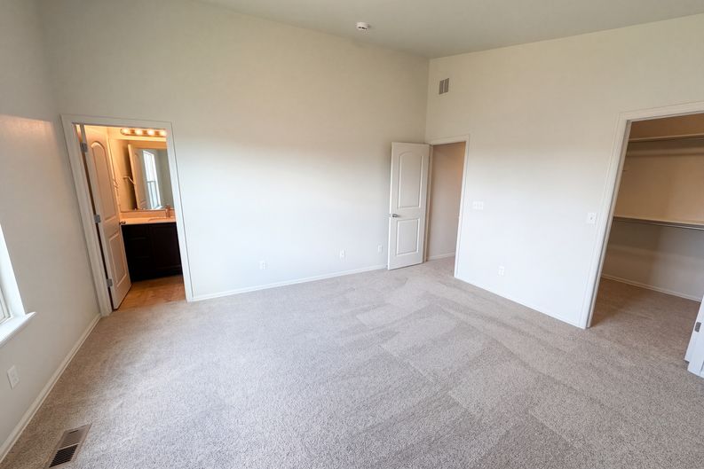 Photo 4 of 31 of 10273 Olathe St, Commerce City, CO