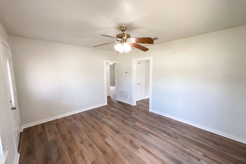 Photo 7 of 17 of 725 Kelly St, Poteet, TX