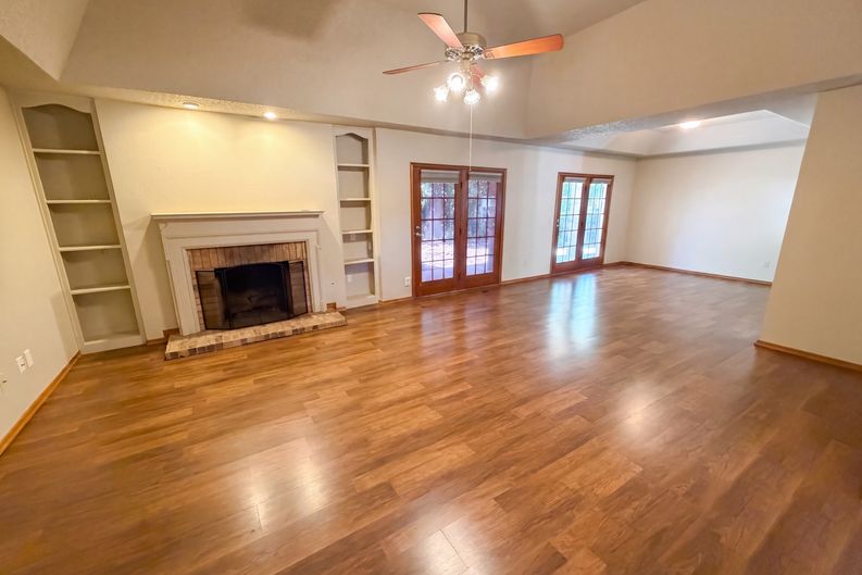 Photo 3 of 57 of 1536 Creekside Dr, Norman, OK
