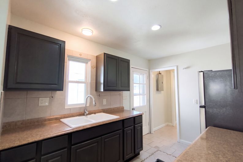 Photo 6 of 24 of 13807 Elsetta Ave, Cleveland, OH