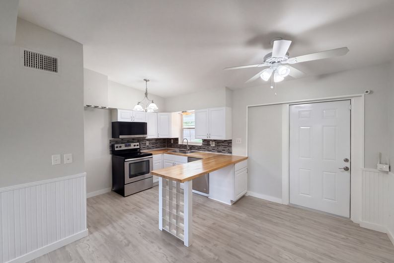 Photo 3 of 24 of 1371 Jeffords St, Clearwater, FL