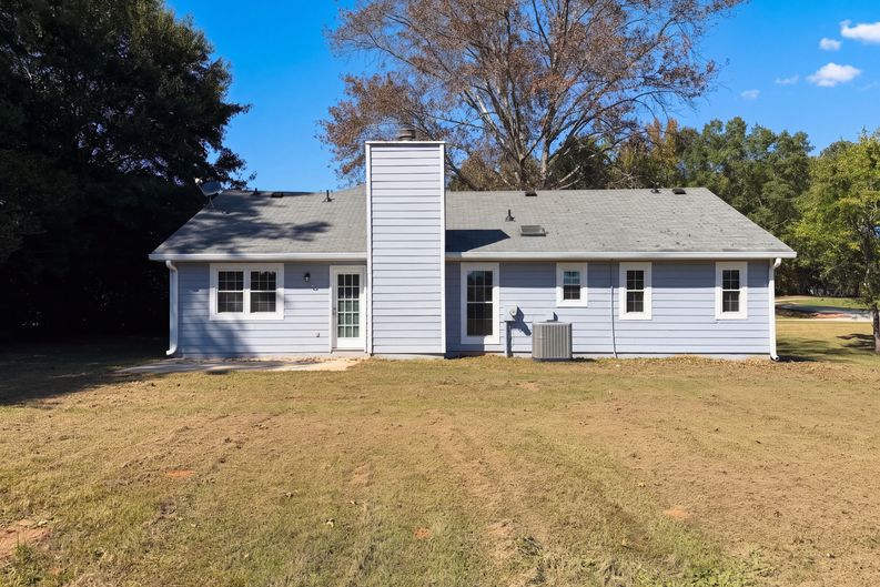 Photo 5 of 26 of 3040 Raymonds Ct, Loganville, GA