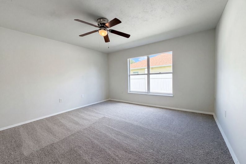 Photo 13 of 26 of 2158 Willesdon Dr W, Jacksonville, FL