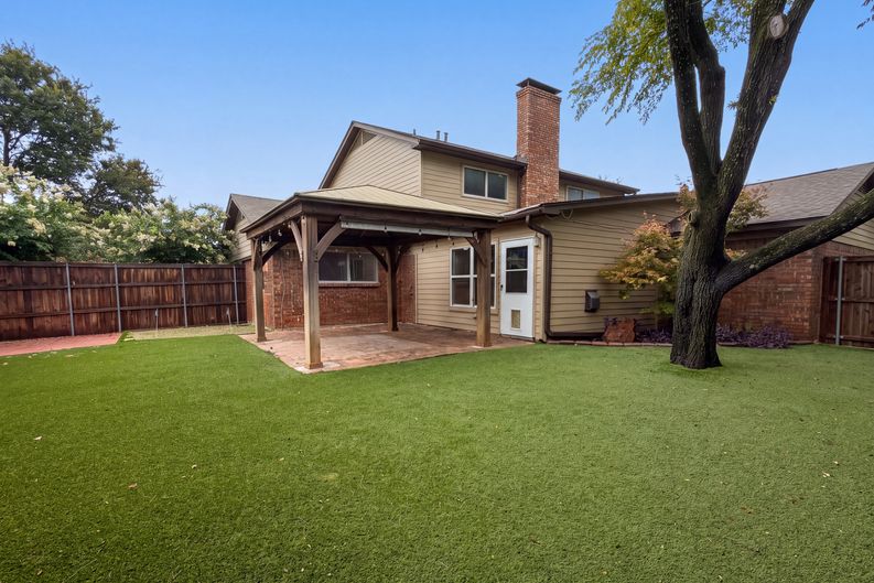 Photo 5 of 22 of 3308 Brookhaven Club Dr, Dallas, TX