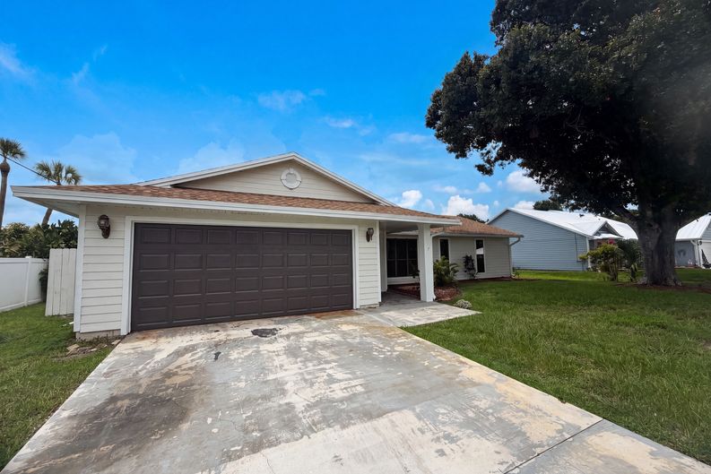 Photo 30 of 38 of 2305 SW Fern Cir, Port Saint Lucie, FL