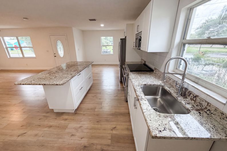 Photo 6 of 25 of 845 40th Ave S, Saint Petersburg, FL