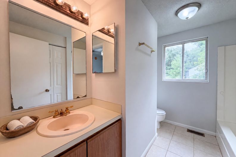 Photo 12 of 20 of 6786 Moss Ct, North Charleston, SC