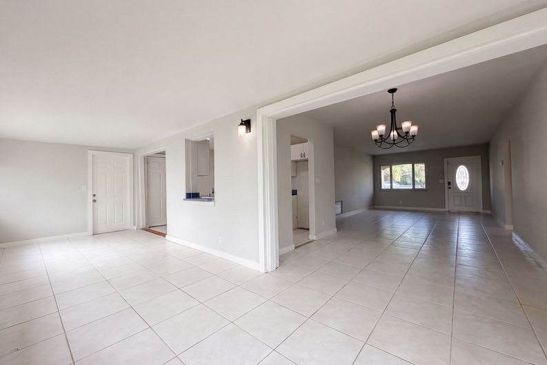 Photo 3 of 25 of 4360 NW 12th Dr, Deerfield Beach, FL