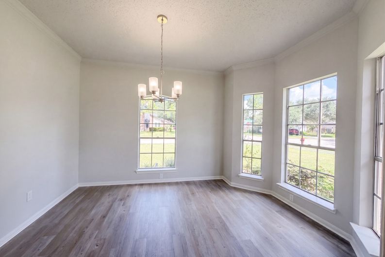 Photo 8 of 23 of 1102 Londonderry Ave, Friendswood, TX