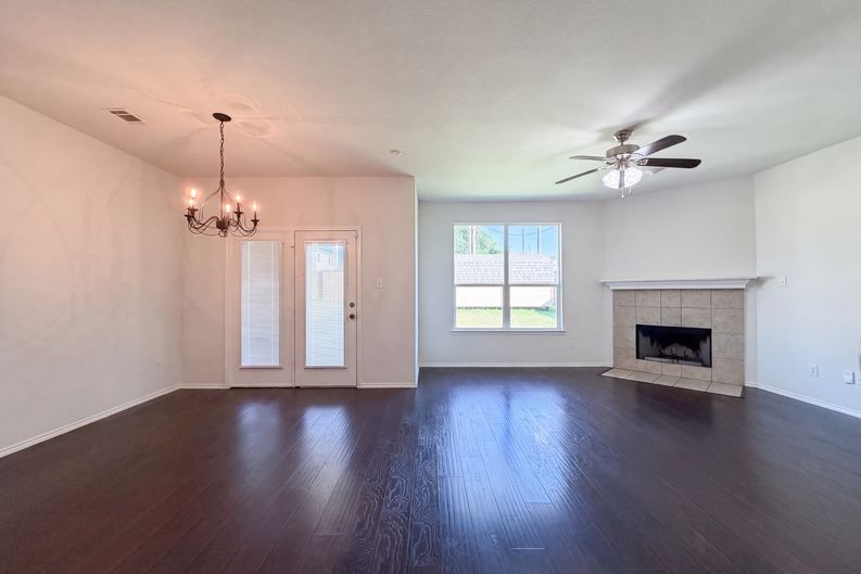 Photo 3 of 23 of 1411 Niagara Falls Ct, Arlington, TX