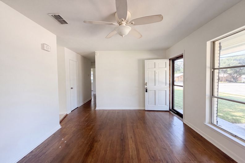 Photo 3 of 16 of 1213 S Ridgeway Dr, Cleburne, TX