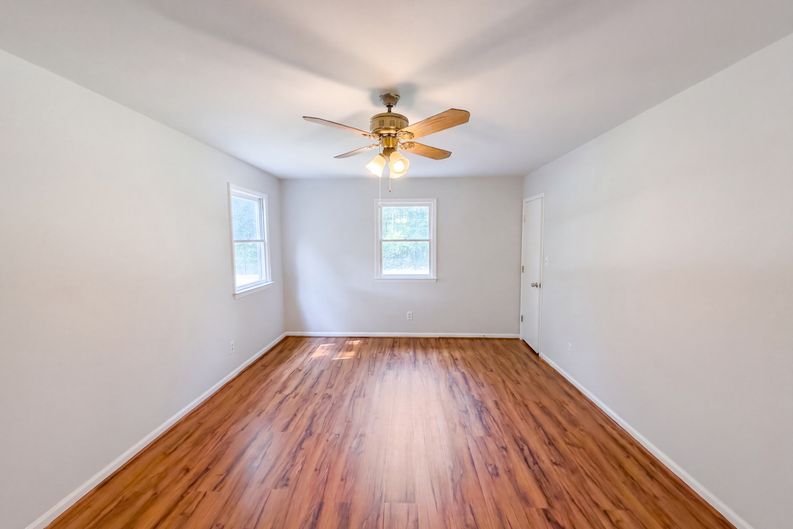 Photo 4 of 25 of 4614 Hickory Grove Rd, Mount Holly, NC