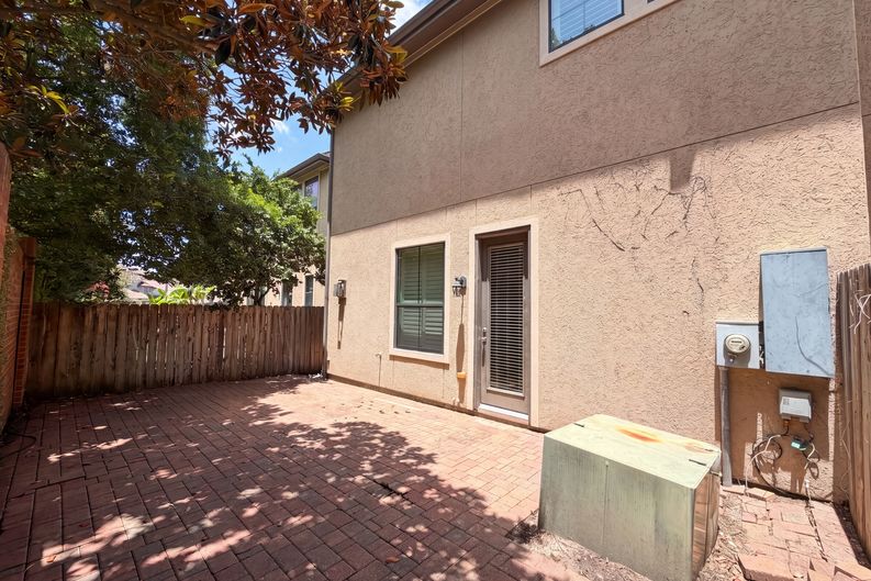 Photo 5 of 21 of 2942 Royal Oaks Crst, Houston, TX
