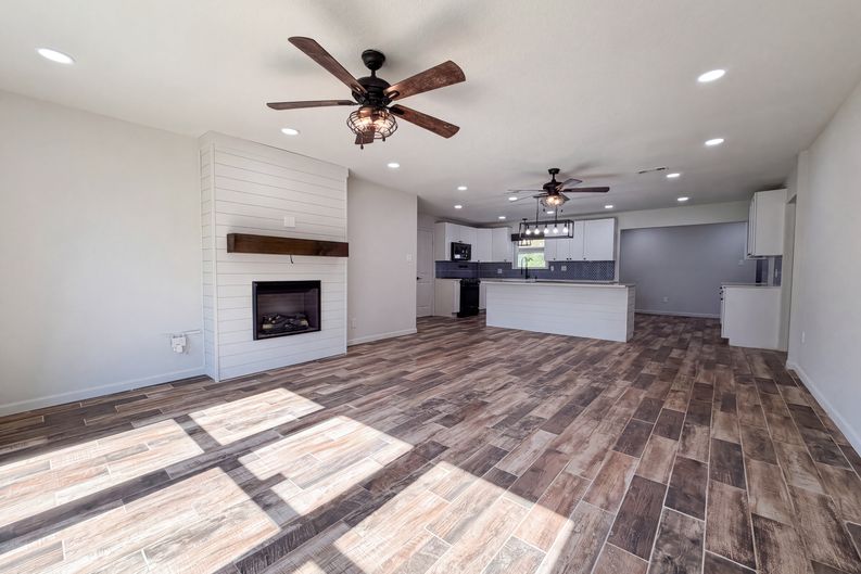 Photo 7 of 17 of 118 S Ringgold St, West Columbia, TX