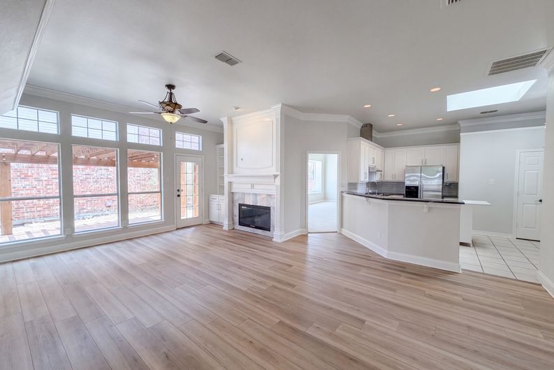 Photo 3 of 26 of 8703 Stonecrest Dr, Irving, TX