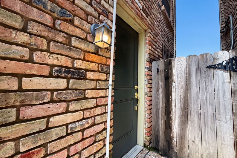 Photo 5 of 18 of 2503 McCue Rd, Houston, TX