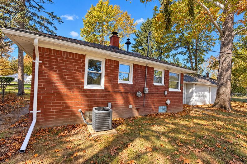 Photo 14 of 17 of 1601 Helen St, Inkster, MI