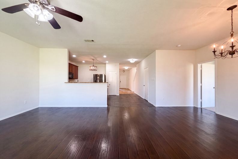 Photo 6 of 23 of 1411 Niagara Falls Ct, Arlington, TX