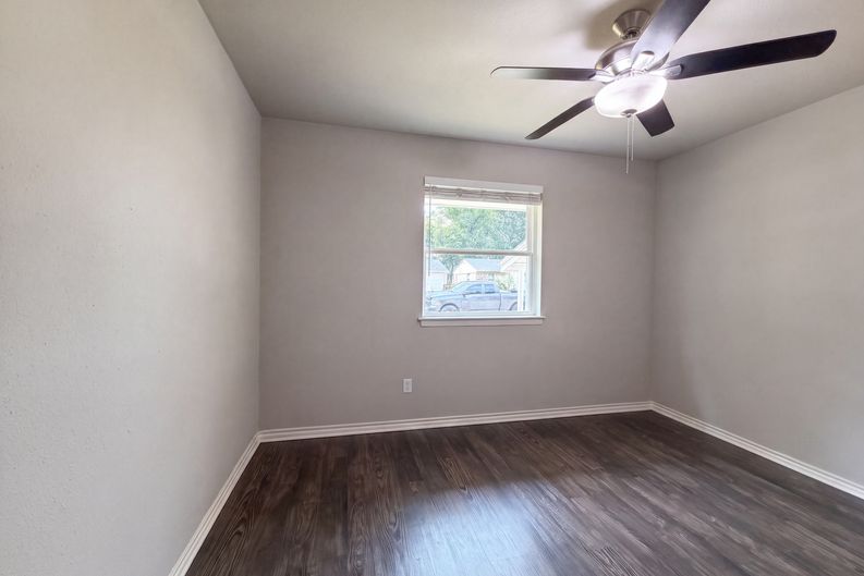 Photo 11 of 20 of 330 E Coral Way, Grand Prairie, TX