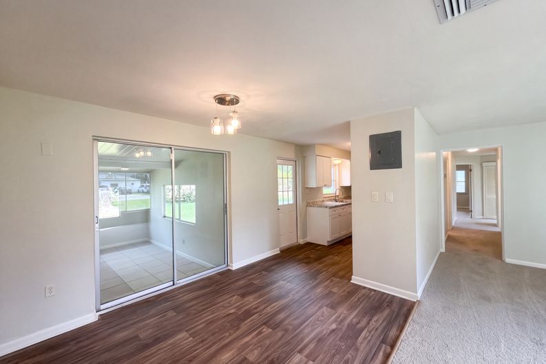 Photo 3 of 24 of 411 W Seminole Ave, Eustis, FL
