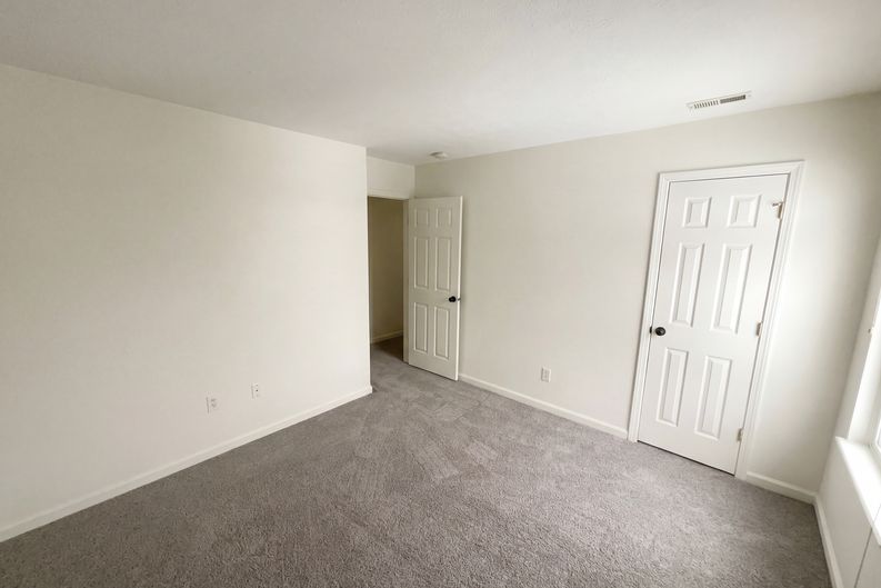Photo 16 of 24 of 3211 Waterloo Cir, Indianapolis, IN