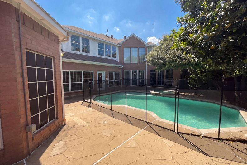 Photo 5 of 19 of 2400 Creekview Dr, Plano, TX