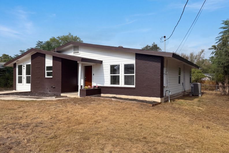 Photo 13 of 14 of 606 E Langley Blvd, Universal City, TX