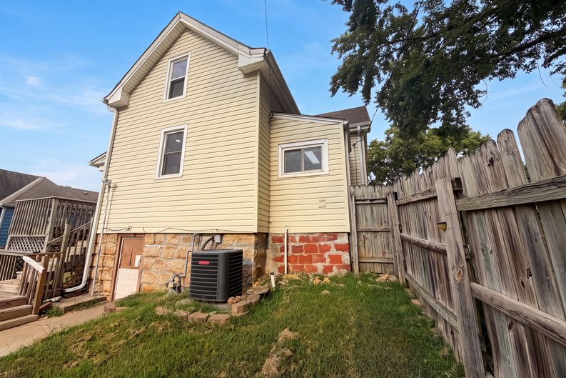 Photo 15 of 20 of 423 N Missouri St, Liberty, MO
