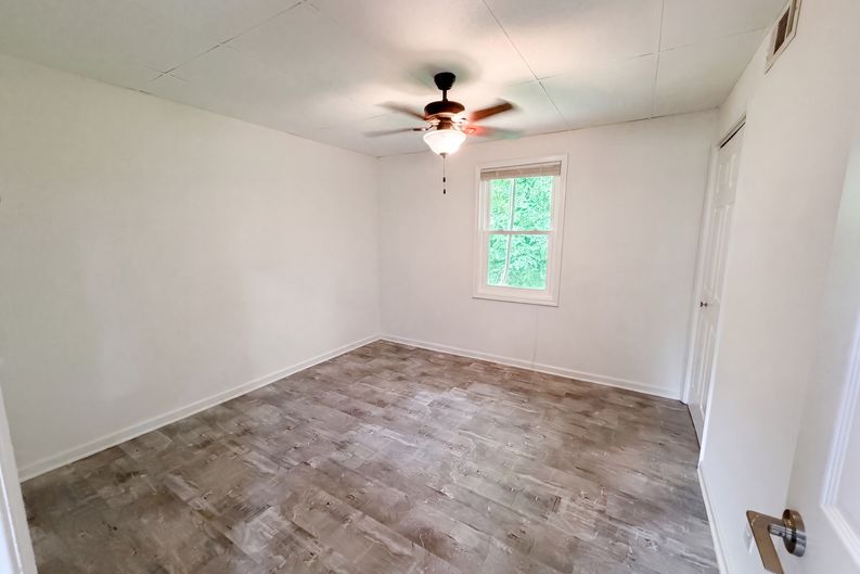 Photo 10 of 27 of 4378 Shady Dr NW, Lilburn, GA