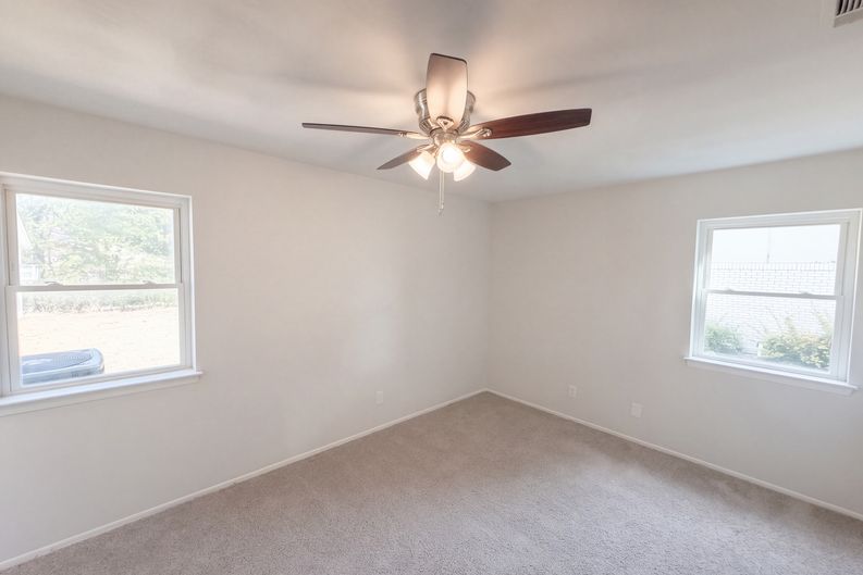 Photo 4 of 19 of 2331 Royal Dr, Garland, TX