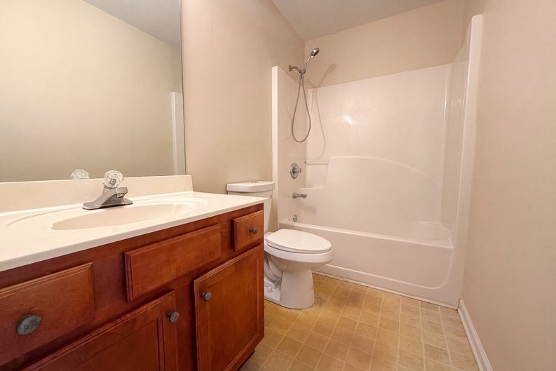 Photo 10 of 17 of 453 Castle Top Ln, Lawrenceville, GA