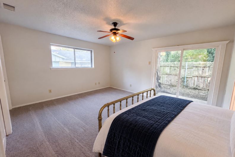 Photo 11 of 24 of 821 Glen Oaks Blvd, Dallas, TX