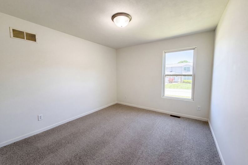 Photo 15 of 22 of 7932 Laurel Flats Dr, Caseyville, IL
