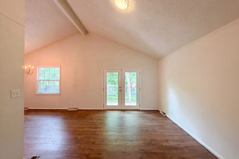 Photo 9 of 23 of 242 Kingswood Dr, Clarksville, TN