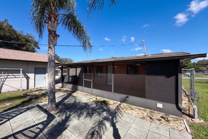 Photo 15 of 17 of 813 Halstead St, Deltona, FL