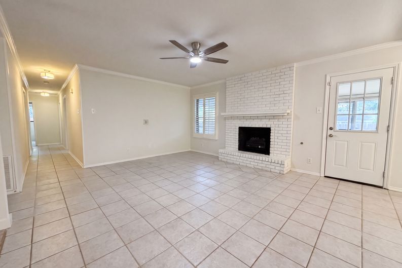 Photo 9 of 21 of 326 De Soto Dr, Universal City, TX