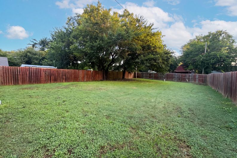 Photo 16 of 20 of 709 W Hull St, Denison, TX