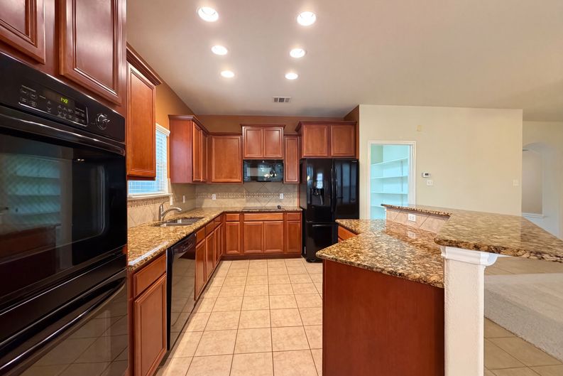 Photo 11 of 24 of 6206 Suellen Ln, Killeen, TX